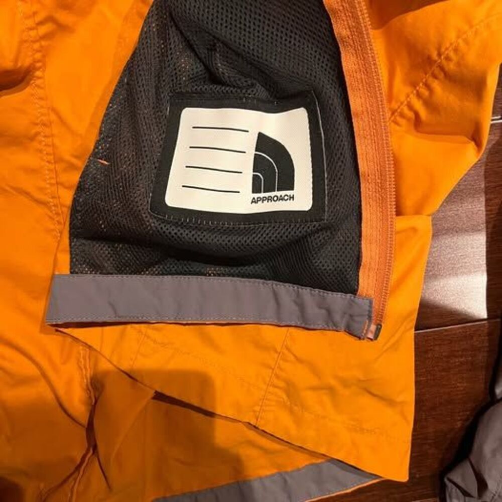 The North Face Boys Full Zip-Up Hooded Rain Windbreaker Jacket. - Picture 9 of 10